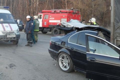Под Ростовом при столкновении BMW и грузовика один человек погиб, двое ранены