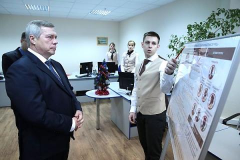 Василий Голубев пообещал решить вопрос с повышением зарплаты сотрудникам МФЦ