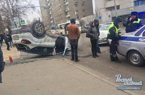 В центре Ростова после ДТП перевернулся Renault
