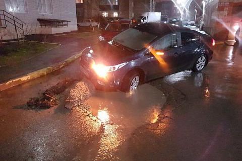 На Северном в Ростове в яму в асфальте провалилась KIA