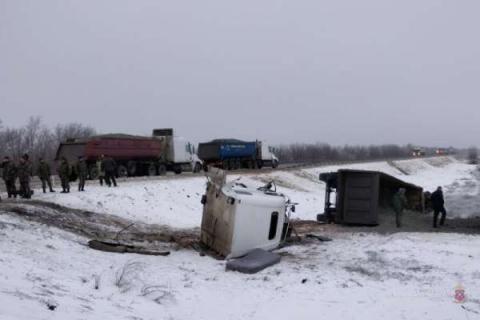 На трассе Волгоград — Каменск водитель грузовика из Ростовской области врезался в колонну БТР