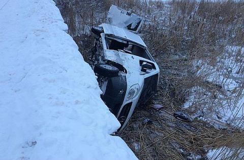 На трассе Ростовской области маршрутка упала с моста в реку, погибла женщина