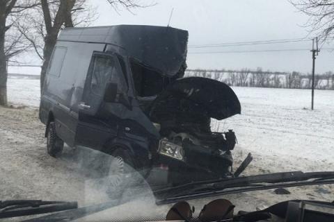 Под Ростовом Mercedes-Benz врезался в дерево 