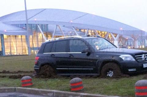 Возле Платова на газоне застрял Mercedes, водитель которого хотел сэкономить на платной парковке 