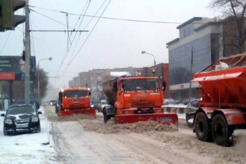 Снег с улиц Ростова убирают более 150 спецмашин