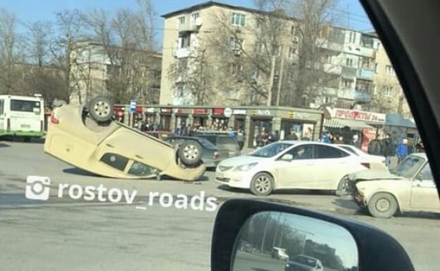 В Ростове инкассаторская машина перевернулась после столкновения с «Жигулями»