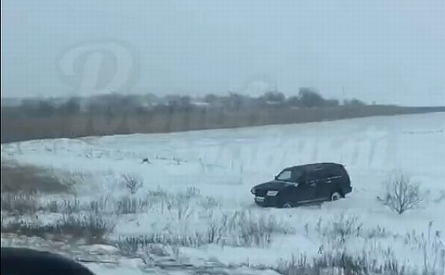 На трассе Ростов — Волгодонск после лобового столкновения две машины улетели в кювет