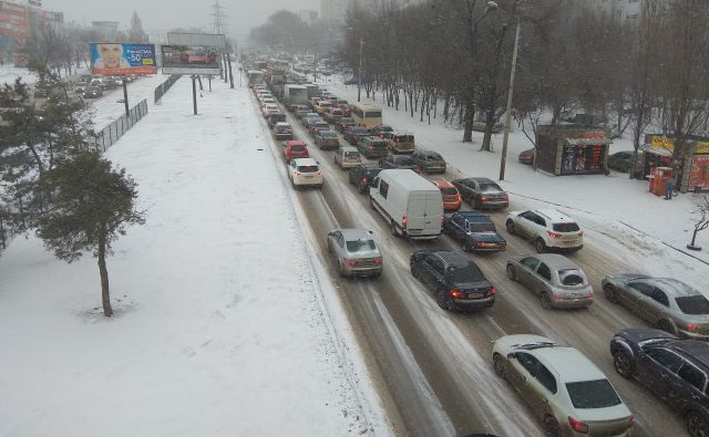 Ростов встал. Пробки на Ворошиловском мосту. Пробки в Ростове на Дону зима. Фото снегопада 2014 Ростов пробки. Ворошиловский мост пробка сейчас.