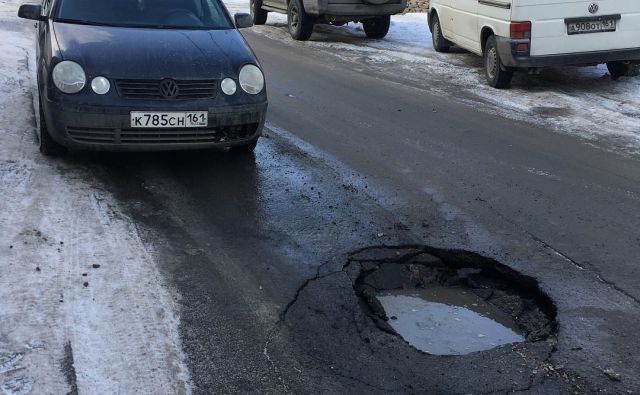 В центре Ростова под колёсами иномарки провалился асфальт