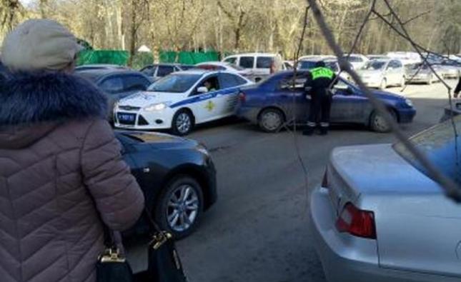 В Ростове иномарка без водителя протаранила машину ДПС