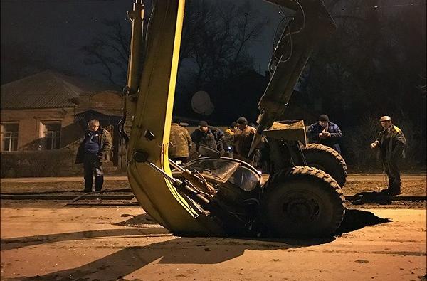 В Таганроге экскаватор провалился в яму на дороге