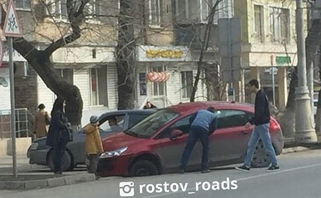 В центре Ростова в яму на дороге провалился Citroen 