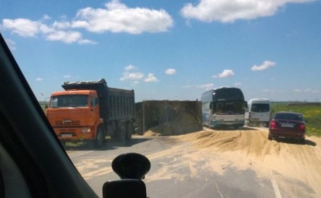 Новости | Белая Калитва: Информационно - развлекательный портал - Страница #235 photo В Ростовской области перевернувшийся «Камаз» остановил движение по М4 «Дон»