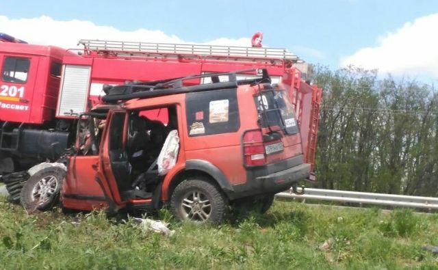 Три человека заживо сгорели при столкновении грузовика и Land Rover под Ростовом