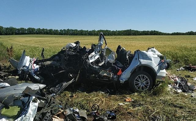 В лобовой аварии под Ростовом погибли 5 человек