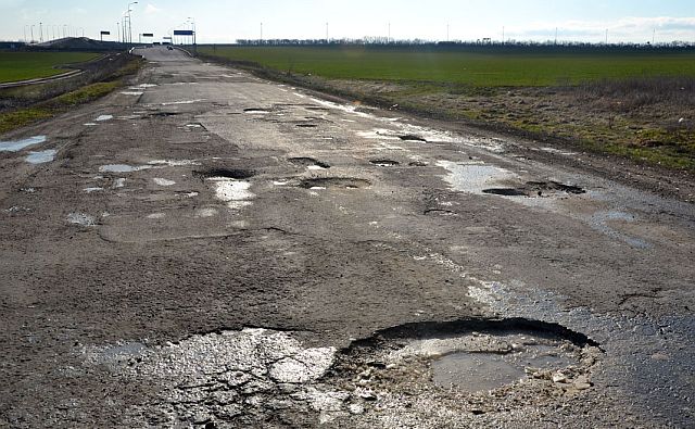 В Ростовской области не нашли денег на ремонт разбитой дороги в сторону Украины