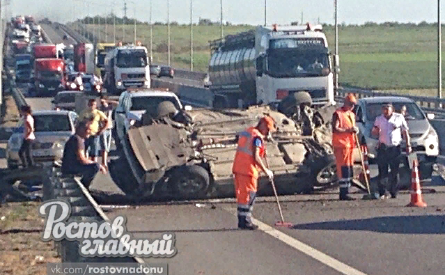 В Ростовской области перевернувшиеся в ДТП машины перегородили проезжую часть