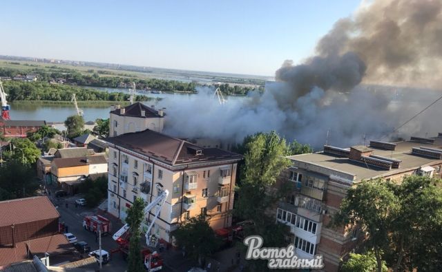 В Ростове в районе Театральной площади горит 4-этажный дом