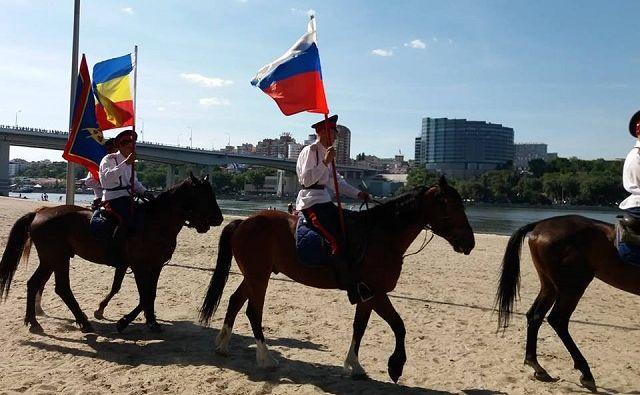 В Левобережном парке футбольных болельщиков познакомили с культурой Ростовской области