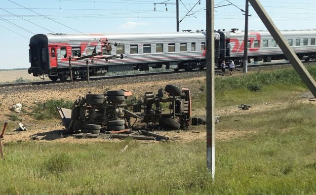 Пассажирский поезд столкнулся с грузовиком под Ростовом