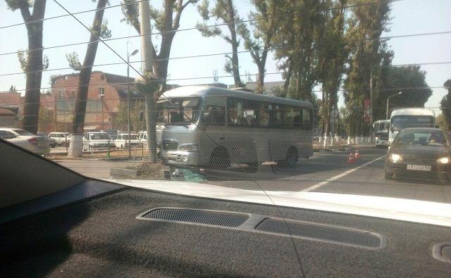 В Ростове маршрутка врезалась в столб, пострадали 6 человек