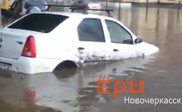 В Новочеркасске десятки машин оказались под водой после ливня