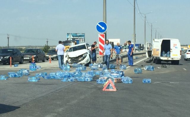 На трассе Ростов — Таганрог образовалась пробка из-за бутылок с водой, разбросанных по дороге