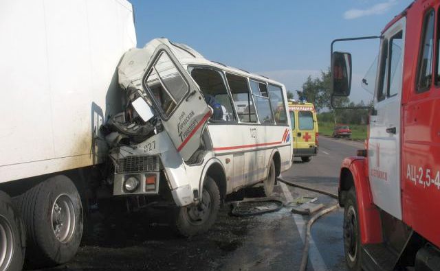 Восемь человек пострадали в ДТП с участием рейсового автобуса и грузовика в Ростовской области