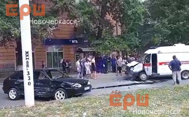 Соцсети облетело видео, на котором скорая помощь перевернулась после столкновения с «ВАЗ»