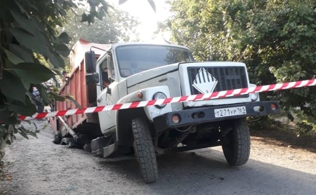 В Таганроге в яму на дороге провалился мусоровоз