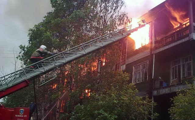 В Ростове в ночном пожаре погибли два человека