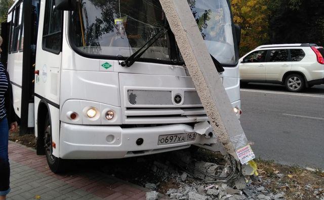 В Ростовской области легковушка врезалась в пассажирский автобус