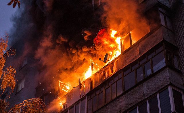 В Ростове во время пожара на Королёва пострадали ребёнок и женщина