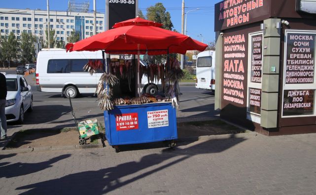 Стихийный рынок на Привокзальной площади Ростова возмутил горожан