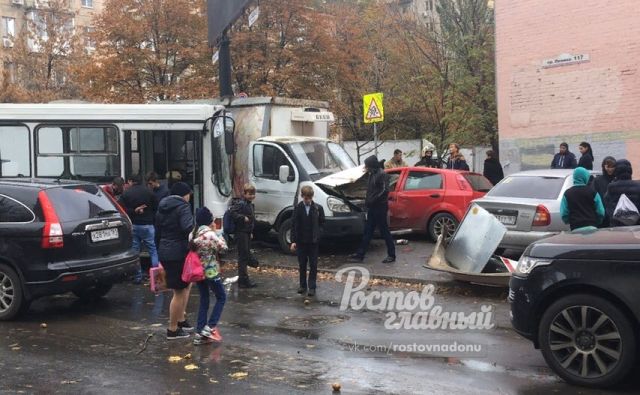 В Ростове произошло массовое ДТП с автобусом, есть пострадавшие