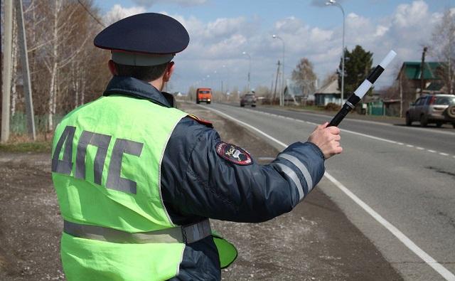 Соцсети: в Ростовской области сотрудник ДПС угрожал задержанному водителю табельным оружием