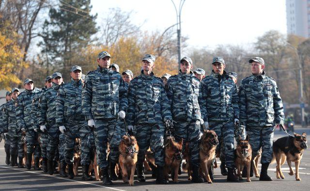 В Ростове около тысячи полицейских приняли участие в параде в честь Дня сотрудника МВД