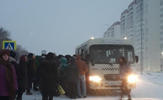 Первый снег в Ростове: толпы на остановках и техника-невидимка 