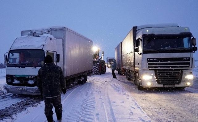 Движение между Ростовской областью и Краснодарским краем перекрыли из-за снегопада и метели 