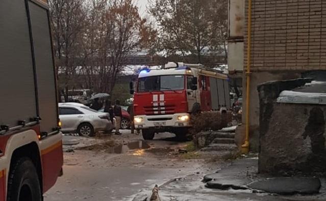 В Ростове на Ленина жителей горевшего общежития спасли через пожарную лестницу