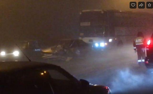 На выезде из Ростова столкнулись две машины и рейсовый автобус