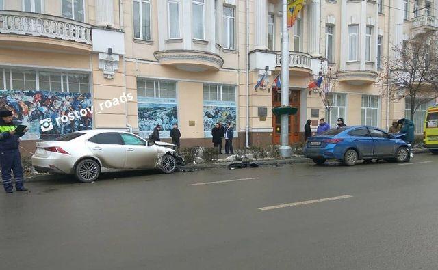 В лобовом столкновении с Lexus в Ростове пострадала семья с ребёнком