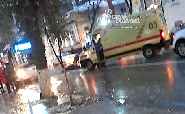 В Ростове на площади Карла Маркса автобус сбил женщину 