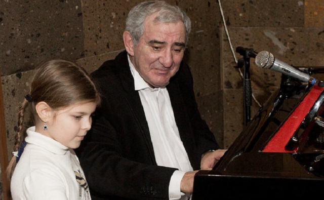 В Ростове известный скрипач Михаил Казиник провёл лекцию-концерт для воспитанников детских домов