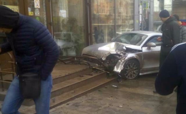 В центре Ростова после ДТП иномарка вылетела на тротуар с пешеходами и протаранила витрину магазина