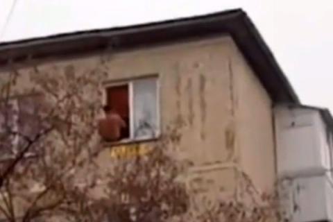 В Ростове мужчину чуть не выбросили из окна 5-го этажа