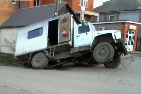 В Таганроге машина «Водоканала» провалилась в яму 