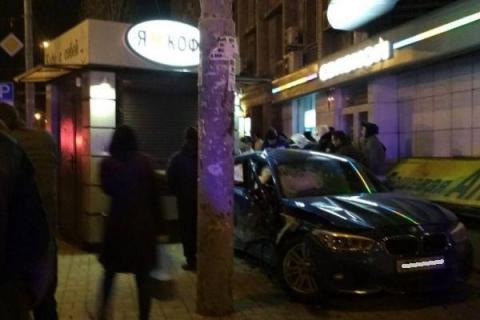 В центре Ростова 28-летняя девушка за рулём BMW спровоцировала аварию с шестью пострадавшими