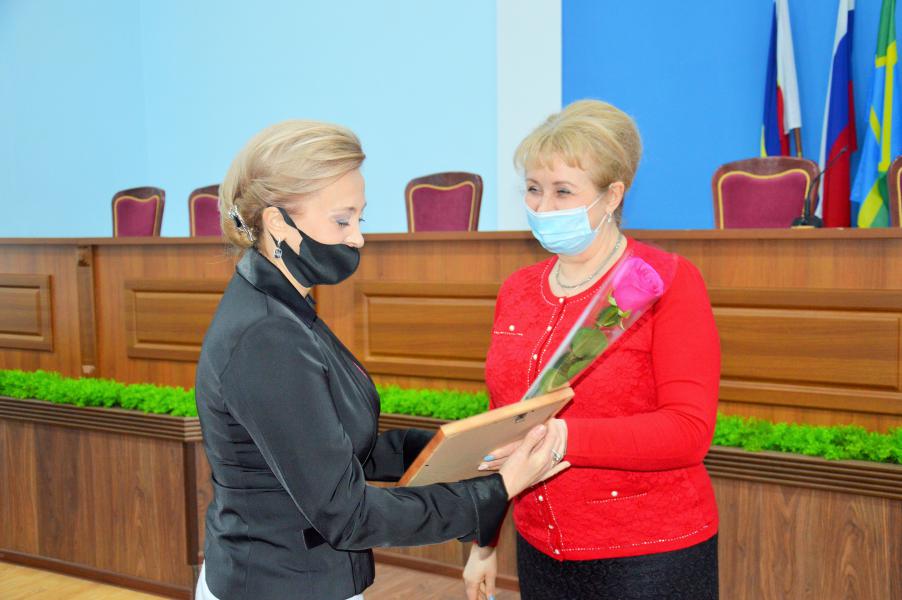 Белокалитвинским работникам бытового обслуживания населения и жилищно-коммунального хозяйства вручены Почетные грамоты