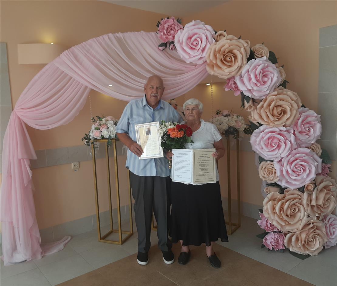 Супруги из Белокалитвинского района отметили изумрудную свадьбу